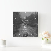 Hij leidt me naast de bijbelversie van de stilstaa vierkante klok (Huis)