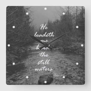 Hij leidt me naast de bijbelversie van de stilstaa vierkante klok