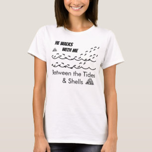 Hij loopt met mij tussen de getijden en schelpen T T-shirt