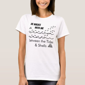 Hij loopt met mij tussen de getijden en schelpen T T-shirt