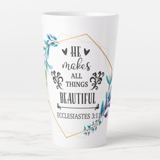 Hij maakt alles mooi latte mok (Voorkant)