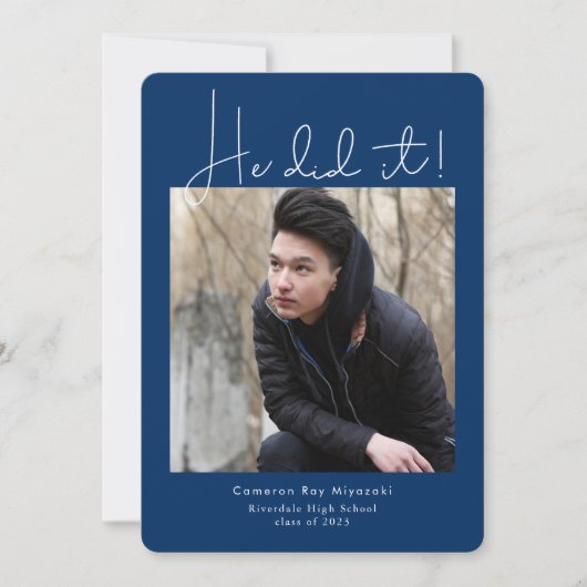 Hij maakte het Moderne Afstuderen foto Aankondiging (Voorkant)