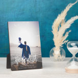 Hij maakte het Moderne Afstuderen Foto van het Man Fotoplaat<br><div class="desc">Hij deed het moderne Afstuderen van Manuscript Guy Foto Plaque. Gefeliciteerd het AFSTUDEERDER! Gefeliciteerd met hun welverdiende succes en vieren ze met deze mooie tafelplaquette met de esel stand. Alle teksten zijn vooraf geregeld zodat u zich gemakkelijk en snel kunt personaliseren met uw eigen details.</div>