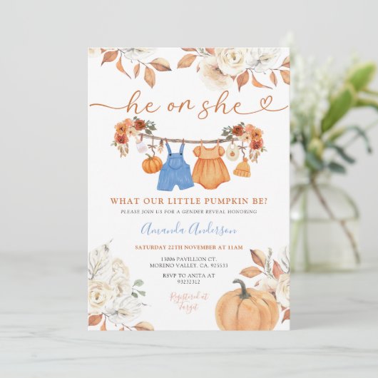 Hij of zij pompt babykleding geslachtsonthulling kaart (Staand voorkant)