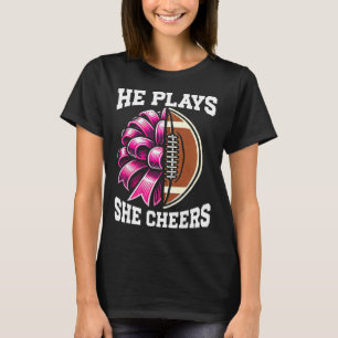 Hij speelt zij juicht American Football Cheer Mom T-shirt