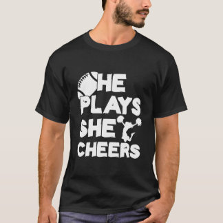 Hij speelt zij juicht voetbal zoon cheerleader doc t-shirt