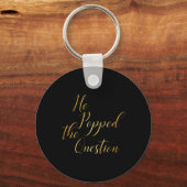 Hij Stelde De Vraag - Bruid Bruidegom Verlovingsfe Sleutelhanger (Voorkant)