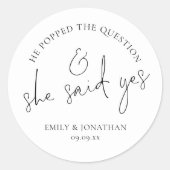 Hij stelde de vraag en ze zei ja ronde sticker (Voorkant)