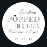 Hij stelde de vraag Verlovingsfeest voor Ronde Sticker<br><div class="desc">Op maat ontworpen "hij knalde de vraag" verlovingsfeest / vrijgezellenfeest popcorn gunst stickers / labels met modern typografisch ontwerp. Personaliseer met naam en datum.</div>