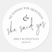 Hij stelde de vraag, ze zei ja ronde sticker (Voorkant)