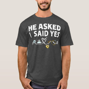 Hij vroeg en ze zei ja Verloving revisie voor T-shirt