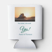 Hij vroeg haar ja foto geëngageerd blauw groen blikjeskoeler (Achterkant)