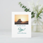 Hij vroeg haar ja foto geëngageerd blauw groen briefkaart (Staand voorkant)