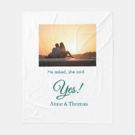 Hij vroeg haar ja foto geëngageerd blauw groen fleece deken