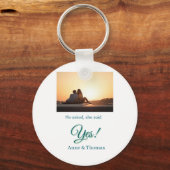 Hij vroeg haar ja foto geëngageerd blauw groen sleutelhanger (Achterkant)