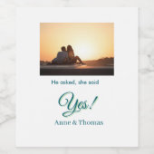 Hij vroeg haar ja foto geëngageerd blauw groen wijn etiket (Enkel label)