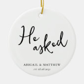 Hij vroeg haar ja te zeggen kalligrafie verloofd keramisch ornament (Voorkant)