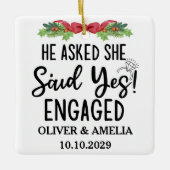 Hij vroeg haar ja te zeggen tegen onze eerste kers keramisch ornament (Voorkant)