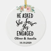 Hij vroeg haar ja te zeggen tegen onze eerste kers keramisch ornament (Voorkant)