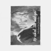 Hij vroeg haar ja te zeggen Verloving foto Fleece Deken (Voorkant)