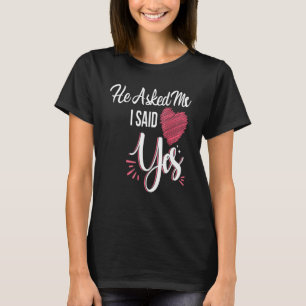 Hij vroeg me en ik zei ja huwelijksvoorstel voor v t-shirt