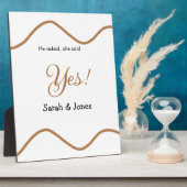 Hij vroeg ze zei ja engagement eenvoudig minimaal  fotoplaat (Zijkant)