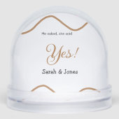 Hij vroeg ze zei ja engagement eenvoudig minimaal sneeuwbol (Voorkant)