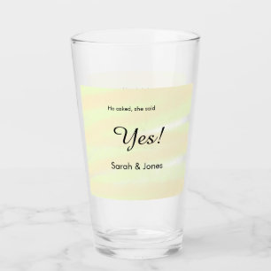 Hij vroeg ze zei ja verlovingsfeest gele pastel  glas