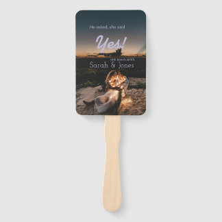 Hij vroeg ze zei ja verlovingsfoto eenvoudig blauw handwaaier