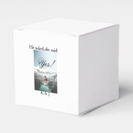 Hij vroeg zij zei ja verlovingsfoto naam stijl bedankdoosjes