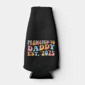 Hij werd gepromoveerd tot Daddy Est. 2025 III Flesjeskoeler (Voorkant)