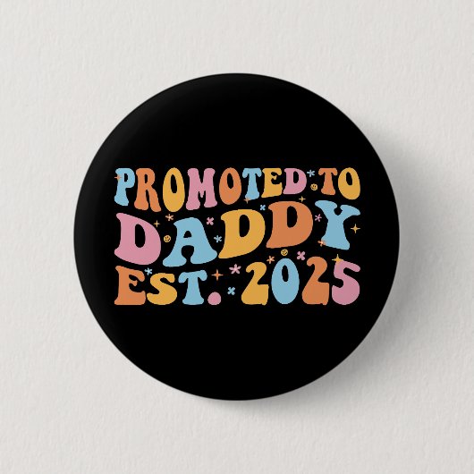 Hij werd gepromoveerd tot Daddy Est. 2025 III Ronde Button 5,7 Cm (Voorkant)