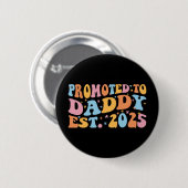 Hij werd gepromoveerd tot Daddy Est. 2025 III Ronde Button 5,7 Cm (Voorkant /achterkant)