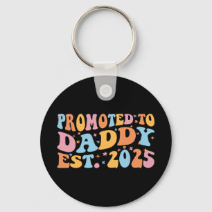 Hij werd gepromoveerd tot Daddy Est. 2025 III Sleutelhanger