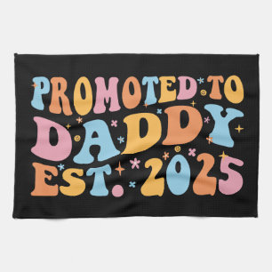 Hij werd gepromoveerd tot Daddy Est. 2025 III Theedoek