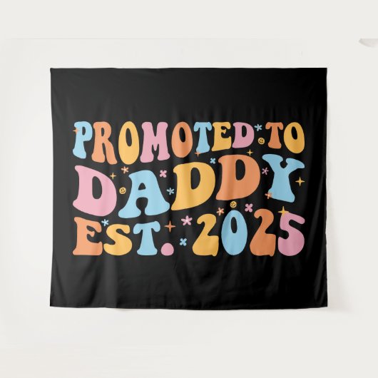 Hij werd gepromoveerd tot Daddy Est. 2025 III Wandkleed (Voorkant (horizontaal))