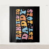 Hij werd gepromoveerd tot Daddy Est. 2025 III Wandkleed (Voorkant)