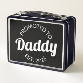 Hij werd gepromoveerd tot Daddy Est. 2026 I (Achterkant)
