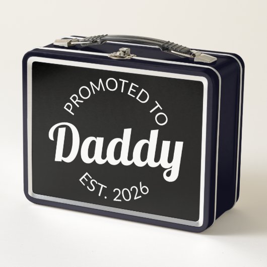Hij werd gepromoveerd tot Daddy Est. 2026 I (Voorkant)