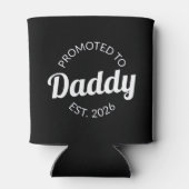 Hij werd gepromoveerd tot Daddy Est. 2026 I Blikjeskoeler (Achterkant)