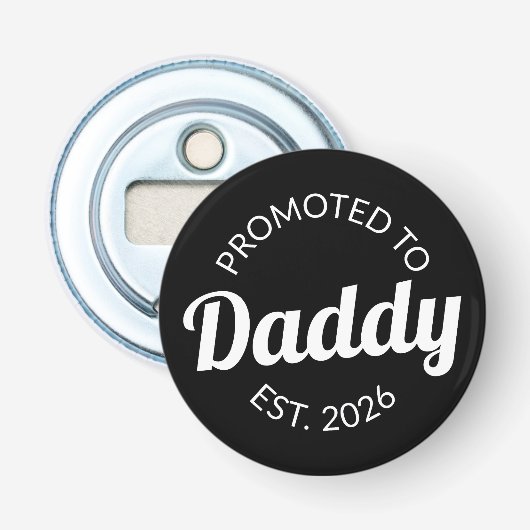 Hij werd gepromoveerd tot Daddy Est. 2026 I Button Flesopener (Voorkant)