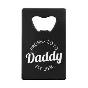 Hij werd gepromoveerd tot Daddy Est. 2026 I Creditkaart Flessenopener