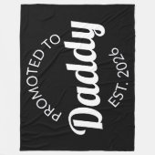 Hij werd gepromoveerd tot Daddy Est. 2026 I Fleece Deken (Voorkant)