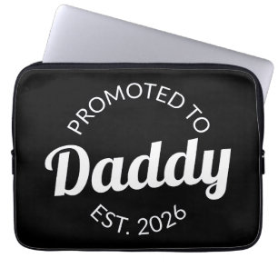 Hij werd gepromoveerd tot Daddy Est. 2026 I Laptop Sleeve