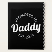 Hij werd gepromoveerd tot Daddy Est. 2026 I Planner (Achterkant)