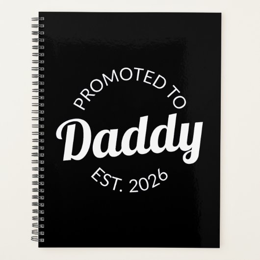 Hij werd gepromoveerd tot Daddy Est. 2026 I Planner (Voorkant)