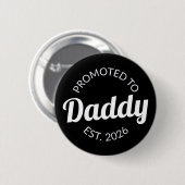 Hij werd gepromoveerd tot Daddy Est. 2026 I Ronde Button 5,7 Cm (Voorkant /achterkant)