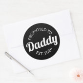 Hij werd gepromoveerd tot Daddy Est. 2026 I Ronde Sticker (Envelop)