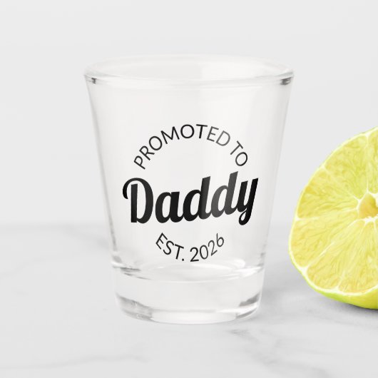 Hij werd gepromoveerd tot Daddy Est. 2026 I Shot Glas (Voorkant)