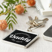 Hij werd gepromoveerd tot Daddy Est. 2026 I Sleutelhanger (Zijkant)
